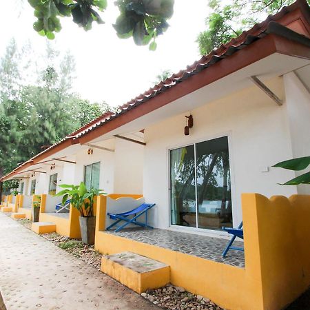 Issara Beach Resort Sichon Ngoại thất bức ảnh