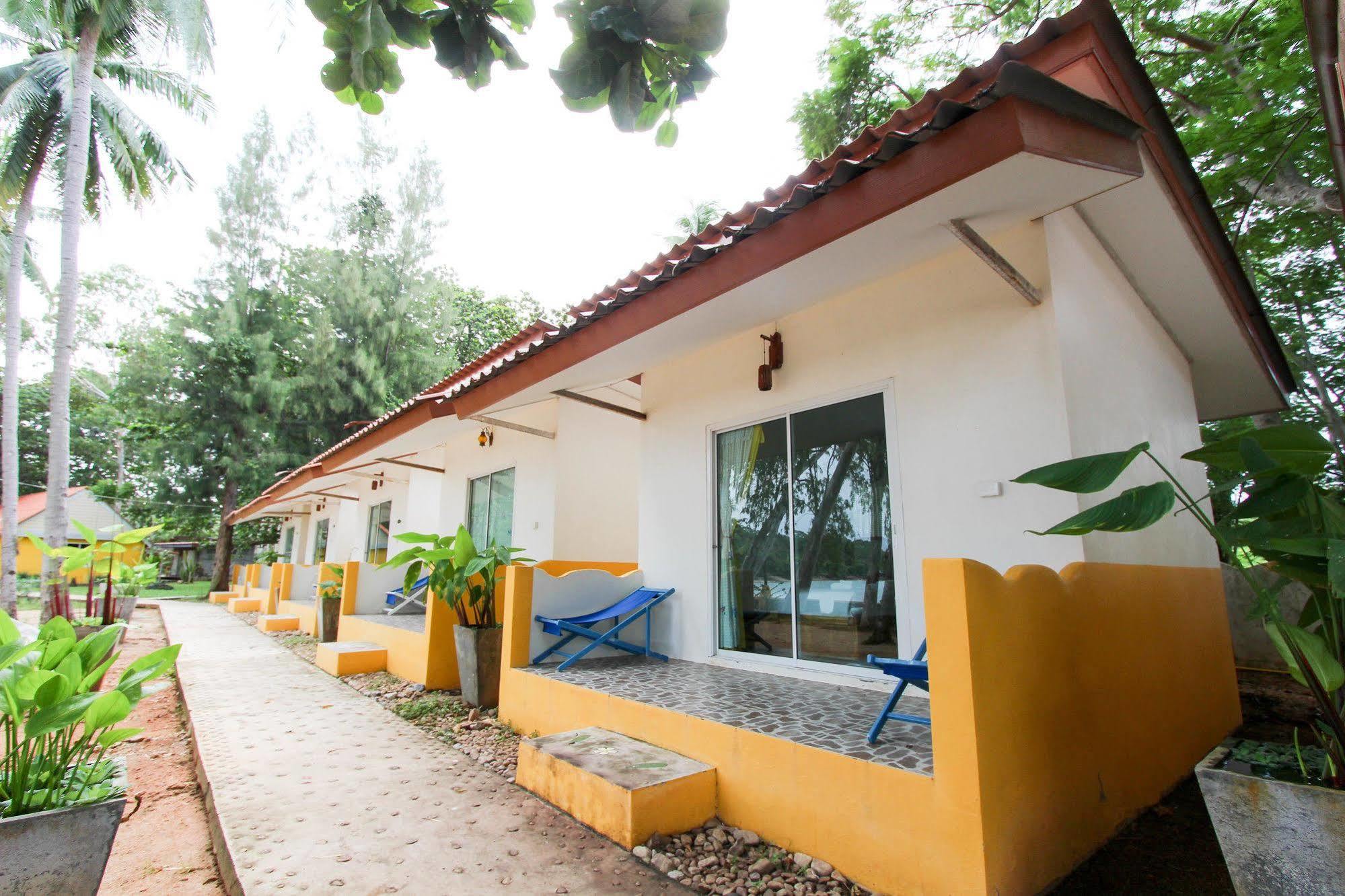 Issara Beach Resort Sichon Ngoại thất bức ảnh