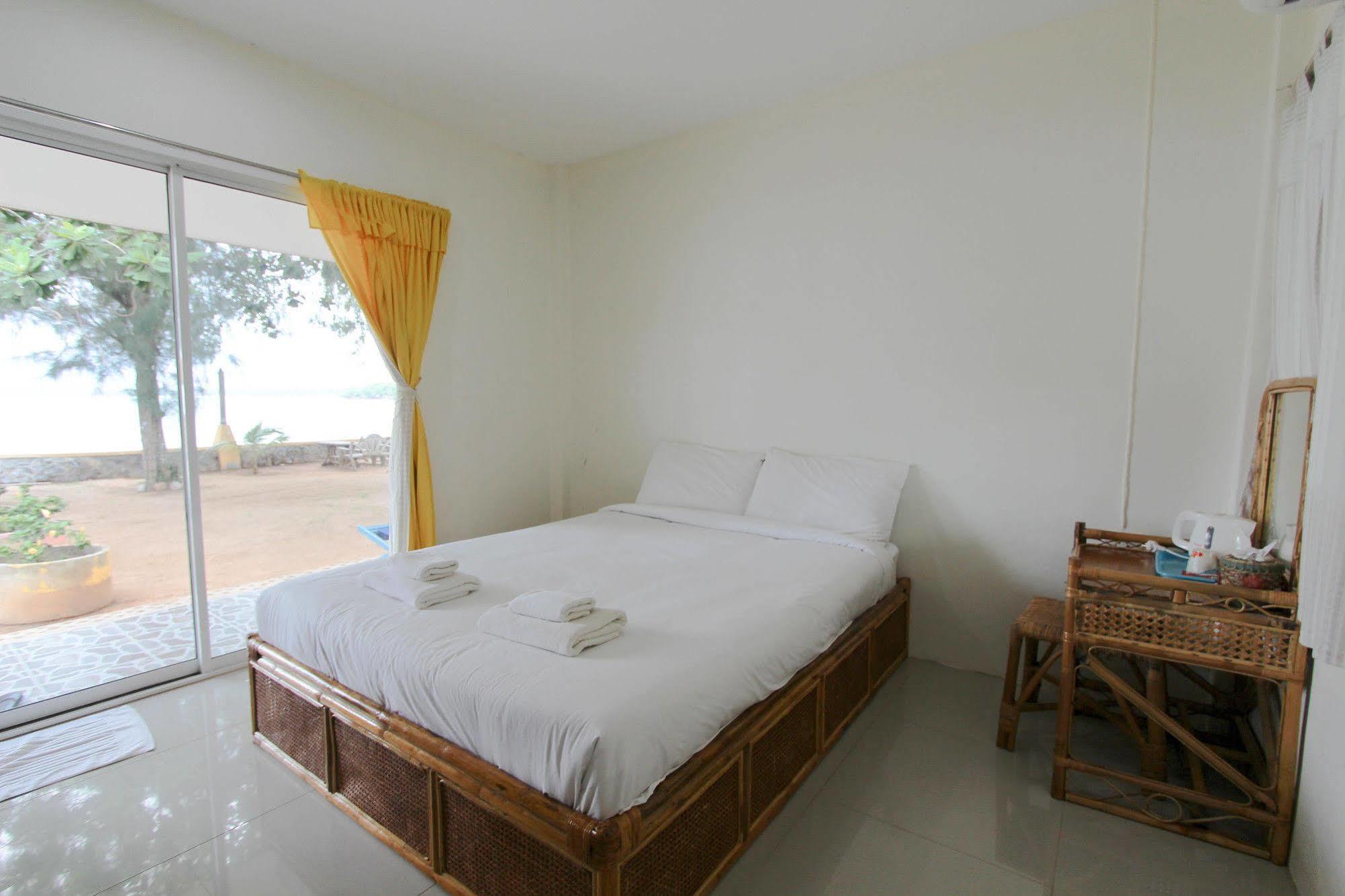 Issara Beach Resort Sichon Ngoại thất bức ảnh
