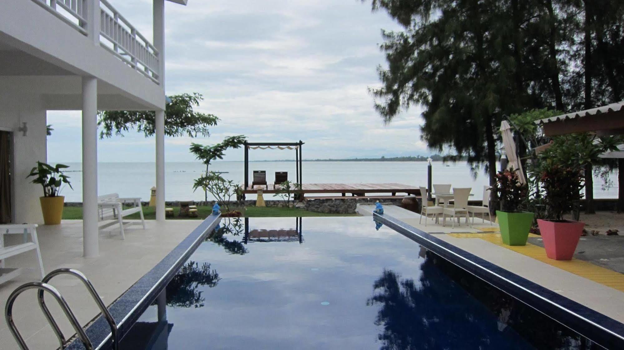 Issara Beach Resort Sichon Ngoại thất bức ảnh