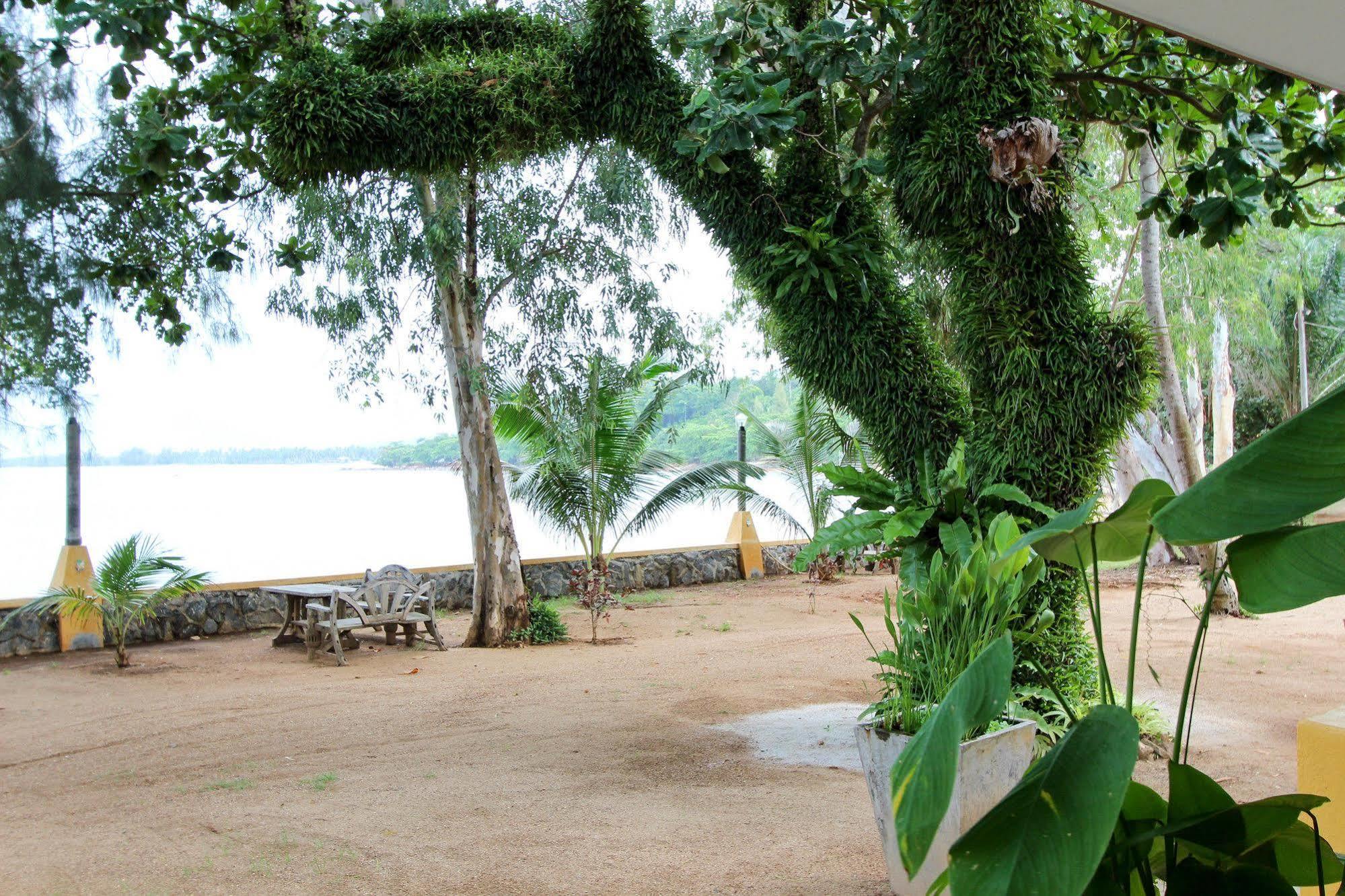 Issara Beach Resort Sichon Ngoại thất bức ảnh