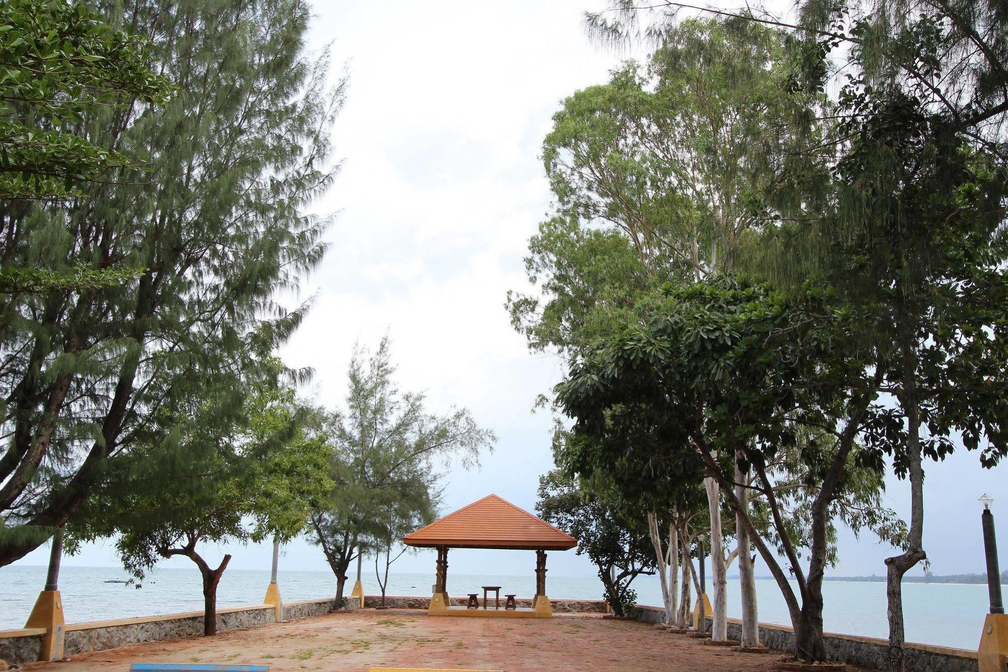 Issara Beach Resort Sichon Ngoại thất bức ảnh